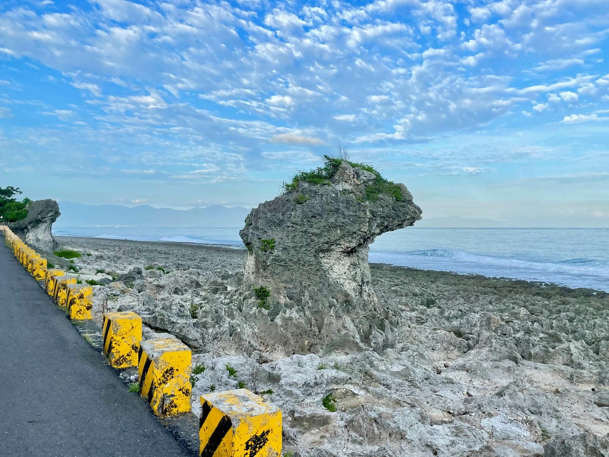 【小琉球景點推薦】厚石魚澳(厚石群礁)|一望無際的蔚藍 猶如 【小琉球景點推薦】厚石魚澳(厚石群礁)|一望無際的蔚藍 猶如