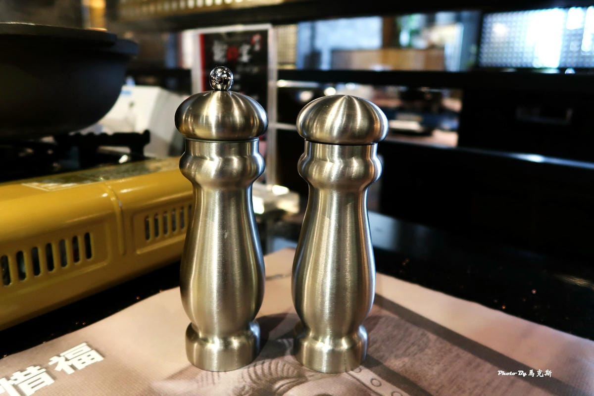 黑胡椒和海鹽幫助提味 台中公益路吃到飽推薦