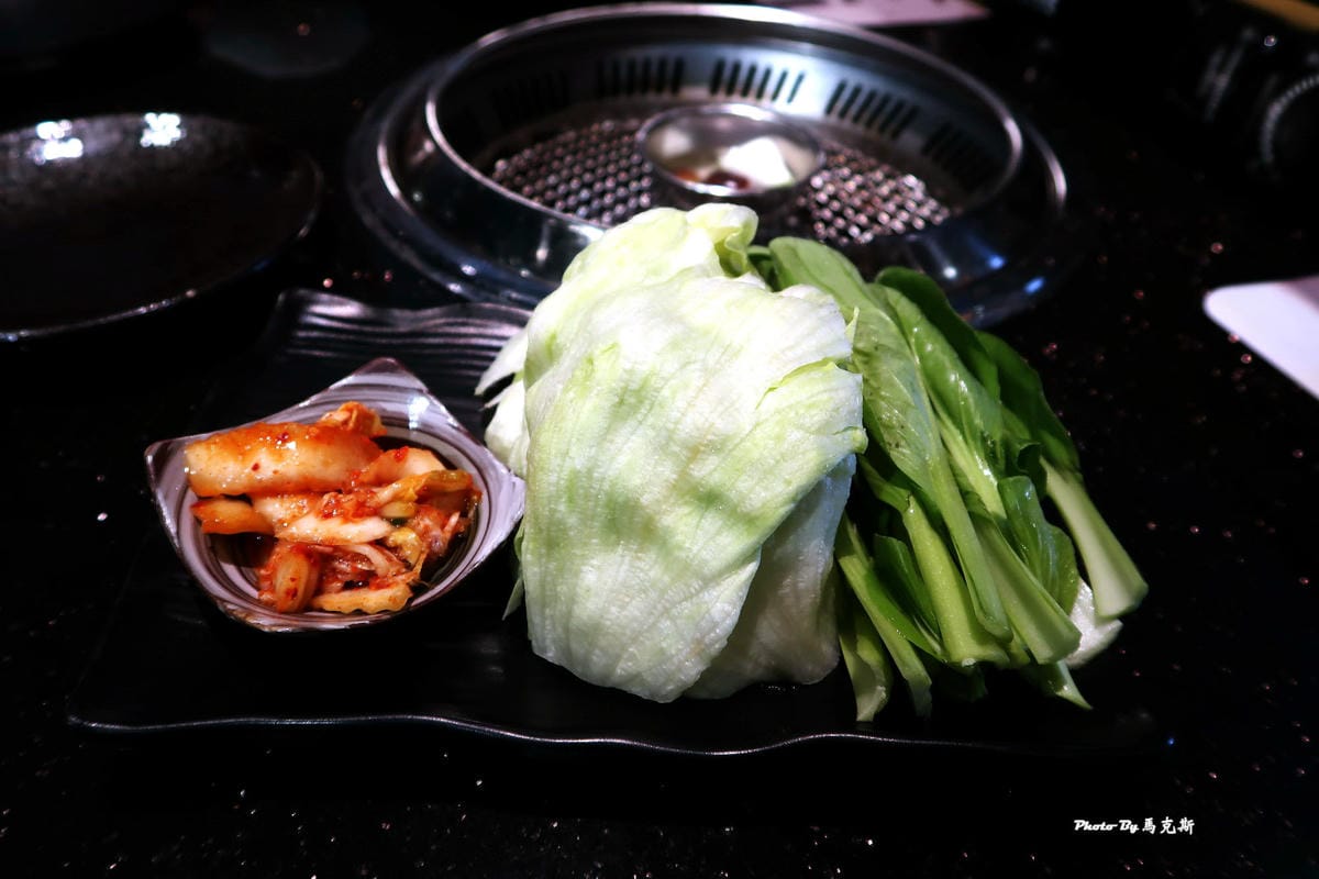 烤肉必備的生菜與泡菜 台中公益路燒烤吃到飽