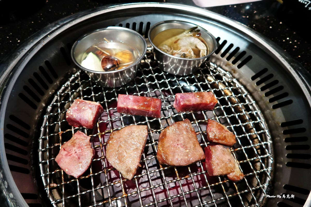 牛肉記得不要烤太久 台中公益路燒烤吃到飽