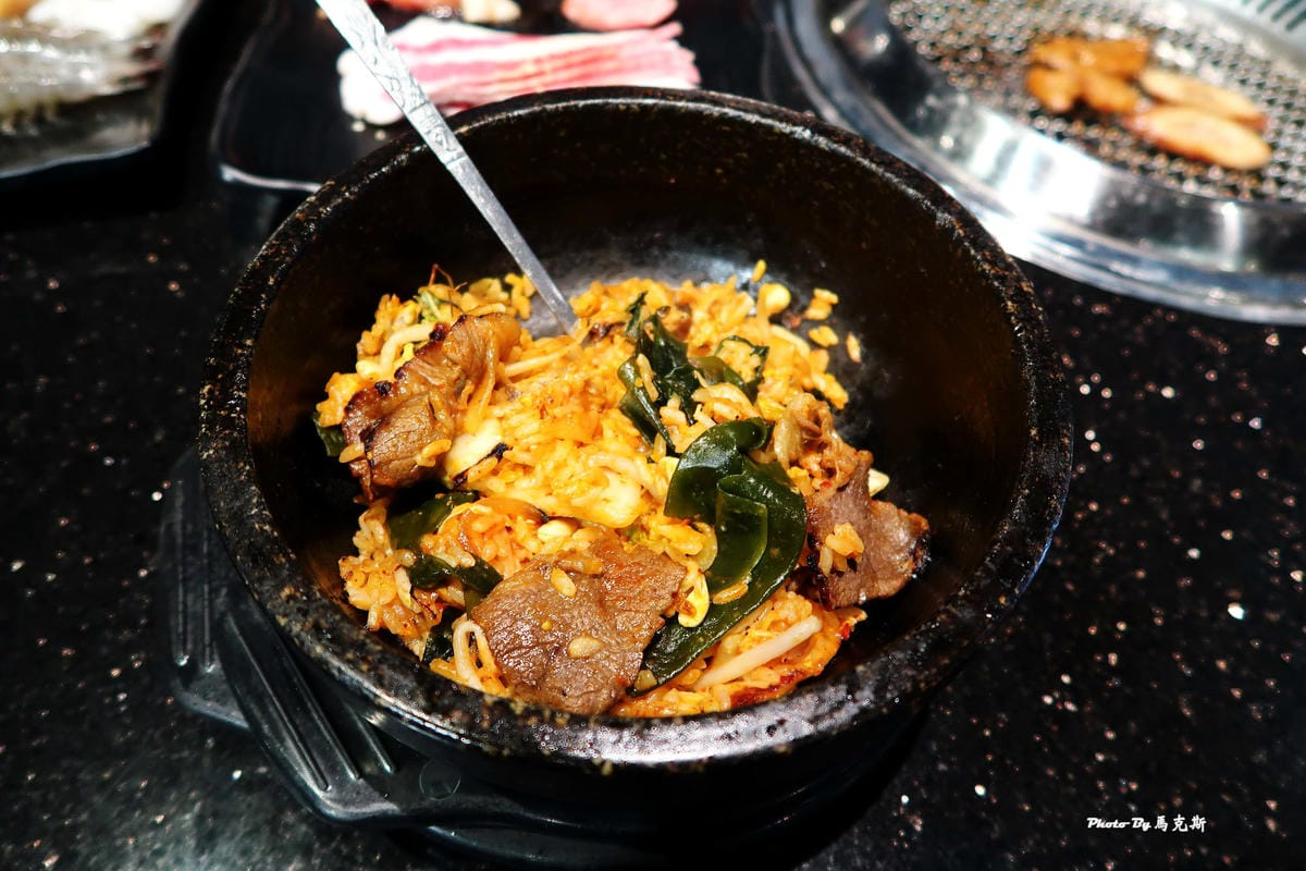 可以請服務人員幫忙拌飯 台中公益路吃到飽推薦