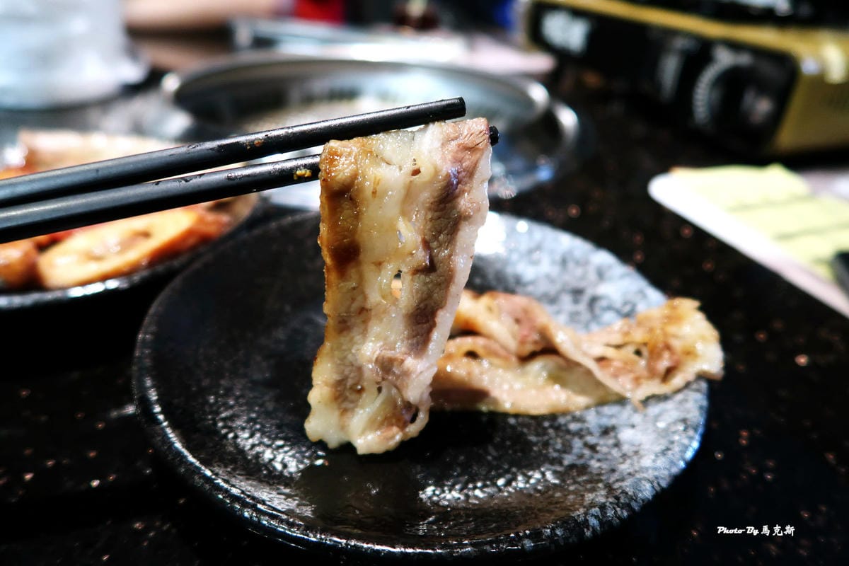 新鮮出爐的美味肉片~ 台中公益路燒烤吃到飽