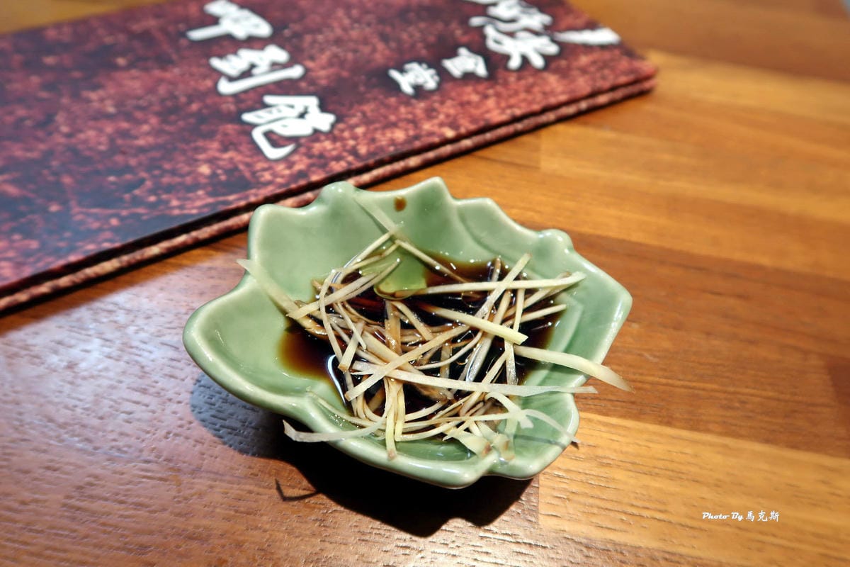 附上湯包的沾醬,醬油、香油、白醋和薑絲可自由調配 台中熱炒推薦-餐點介紹