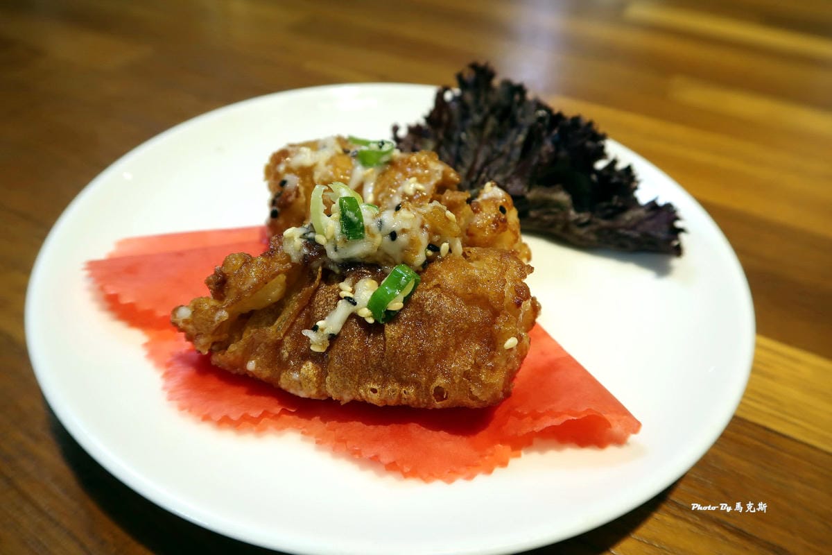 油條兩側灌入花枝漿,上面佐了美乃滋,香脆好吃 台中熱炒推薦-餐點介紹