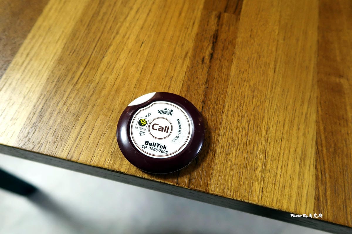 服務人員忙碌時桌邊有服務鈴可以使用 台中熱炒吃到飽-餐前服務