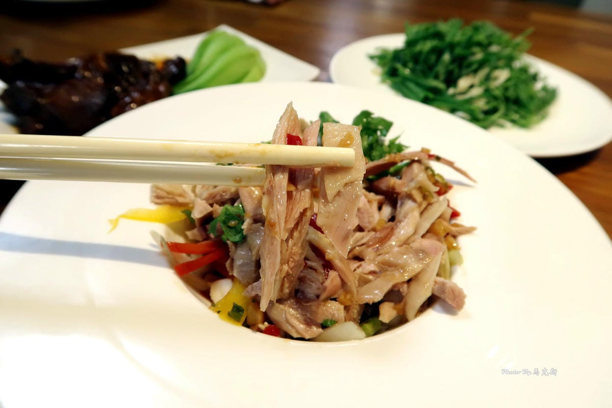 雞肉鮮嫩甜美,搭配酸酸的醬汁,非常爽口開胃 台中熱炒推薦-餐點介紹
