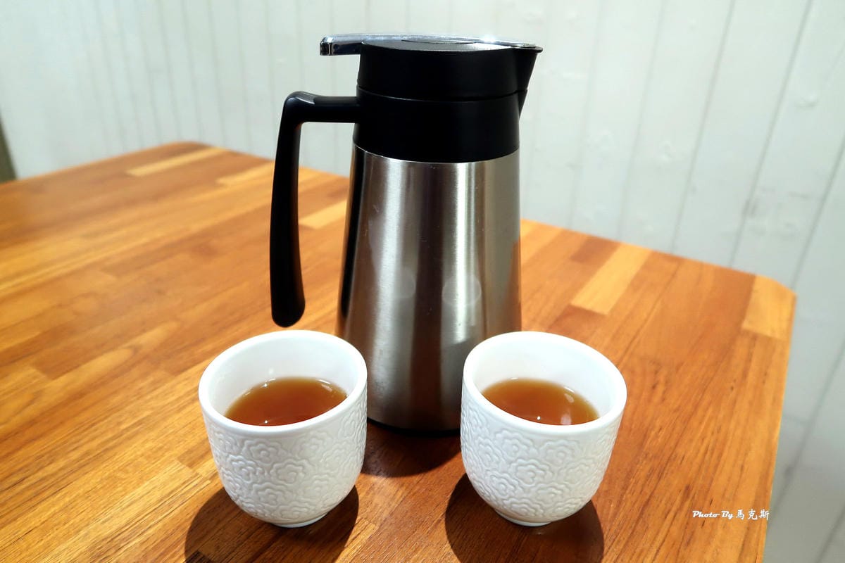 熱熱的綠茶,解膩又潤口 台中熱炒吃到飽-餐前服務