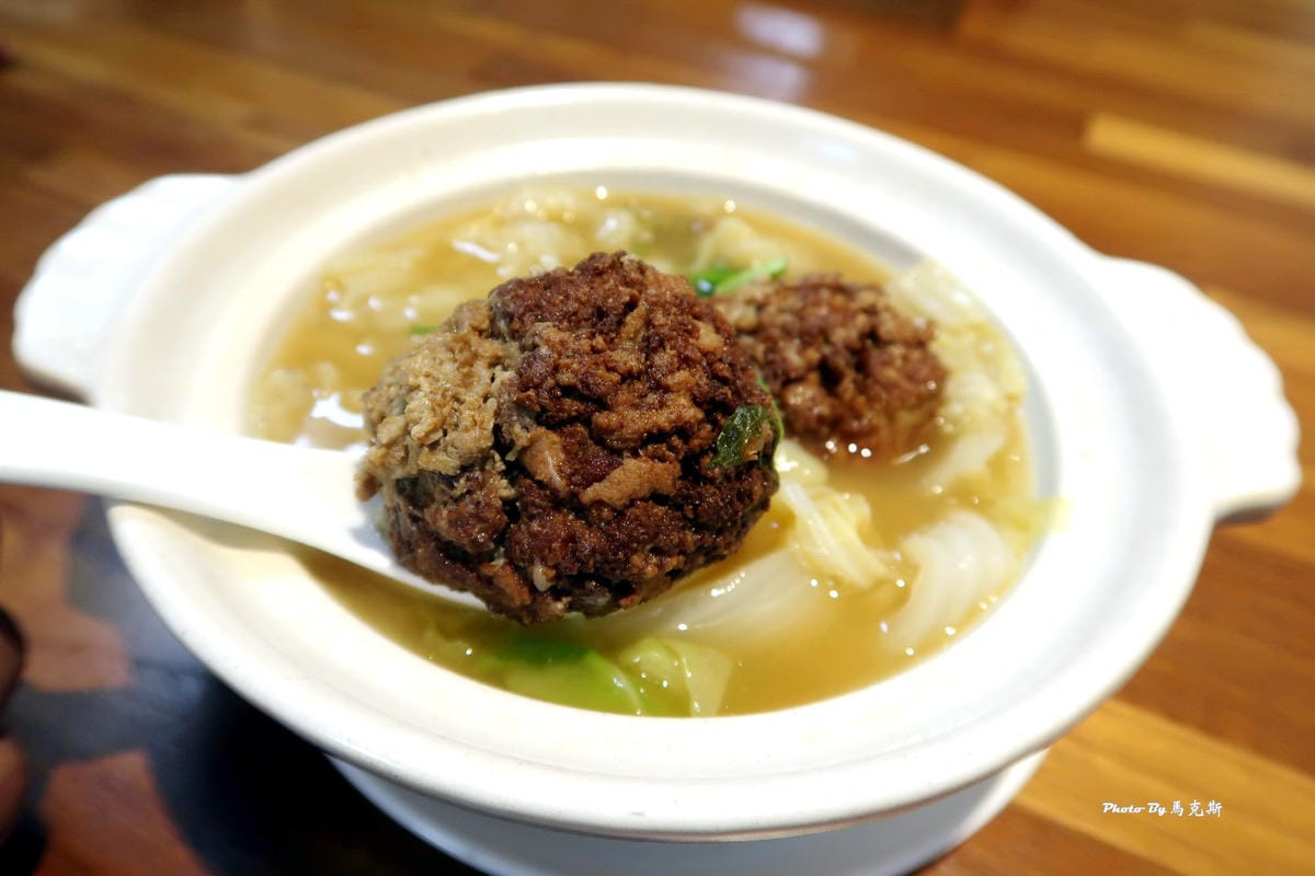 炸過的獅子頭,肉脆嫩,還吃的到荸薺清脆口感 台中熱炒推薦-餐點介紹