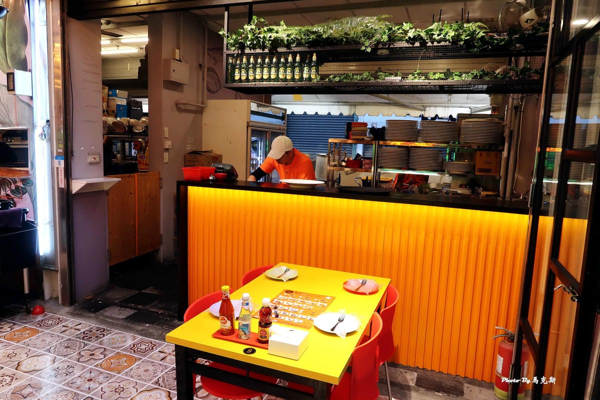 【台中逢甲美食推薦】泰辛火山排骨|泰國曼谷夜市超人市平價美食 【台中逢甲美食推薦】泰辛火山排骨|泰國曼谷夜市超人市平價美食