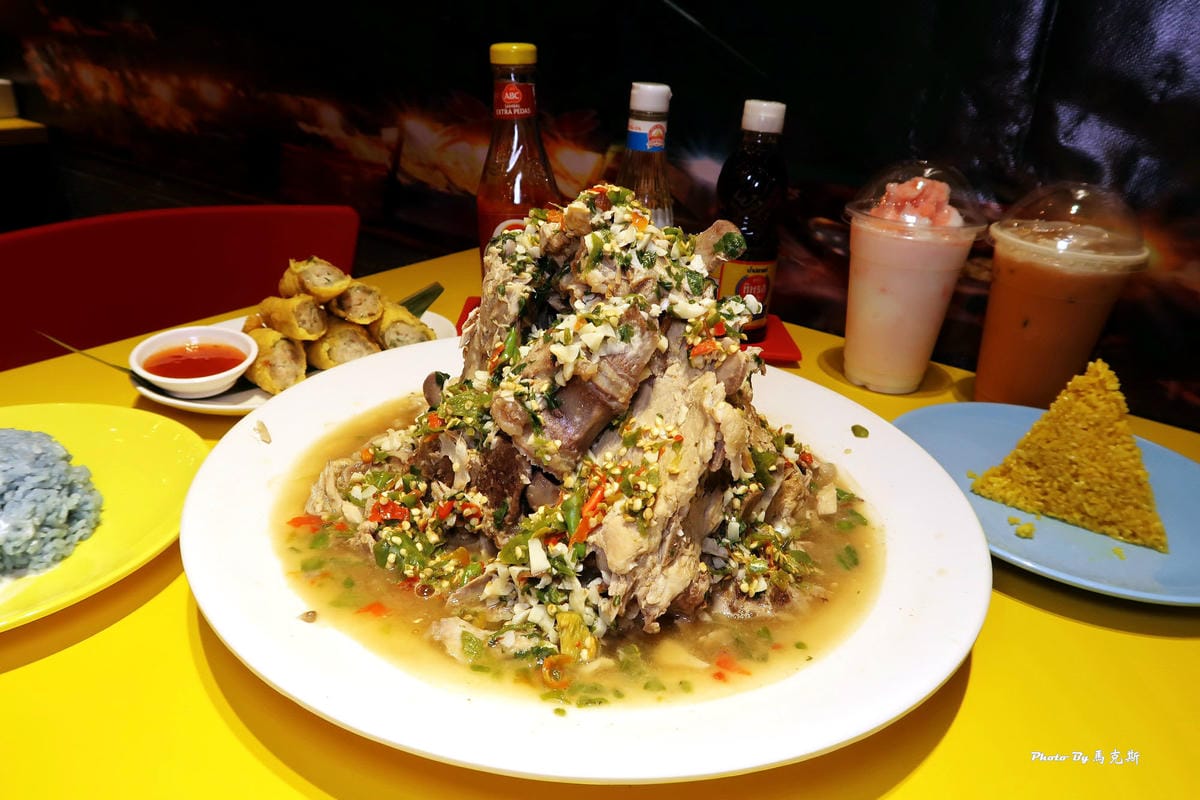 【台中逢甲美食推薦】泰辛火山排骨|泰國曼谷夜市超人市平價美食 【台中逢甲美食推薦】泰辛火山排骨|泰國曼谷夜市超人市平價美食