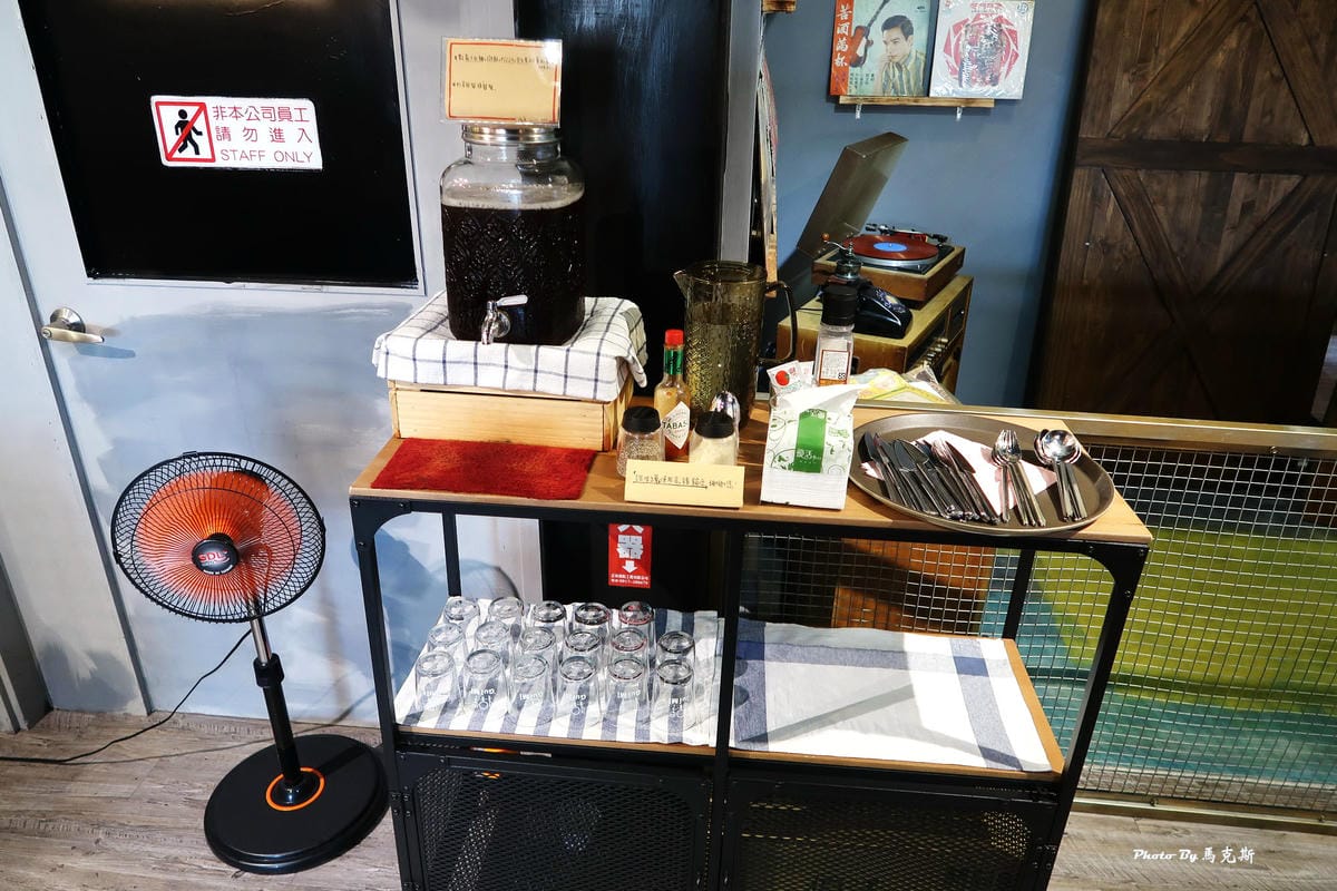 /tmp/php8uKd8M /tmp/php8uKd8M