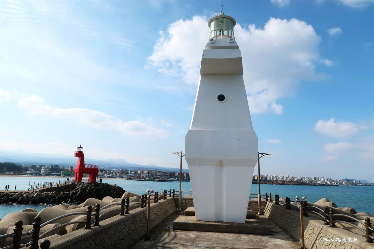 【韓國濟州島景點推薦】梨湖海邊小馬燈塔|濟州島IG熱門打卡必 【韓國濟州島景點推薦】梨湖海邊小馬燈塔|濟州島IG熱門打卡必