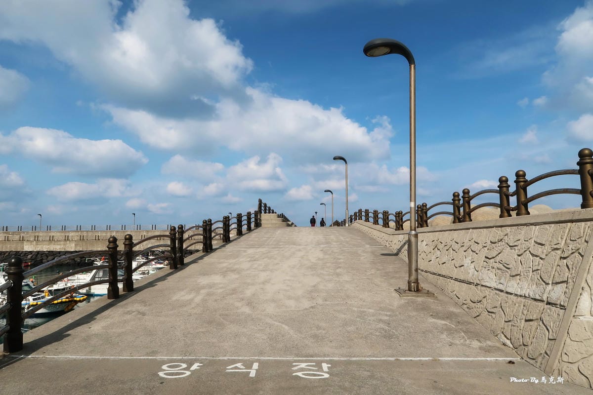 【韓國濟州島景點推薦】梨湖海邊小馬燈塔|濟州島IG熱門打卡必 【韓國濟州島景點推薦】梨湖海邊小馬燈塔|濟州島IG熱門打卡必