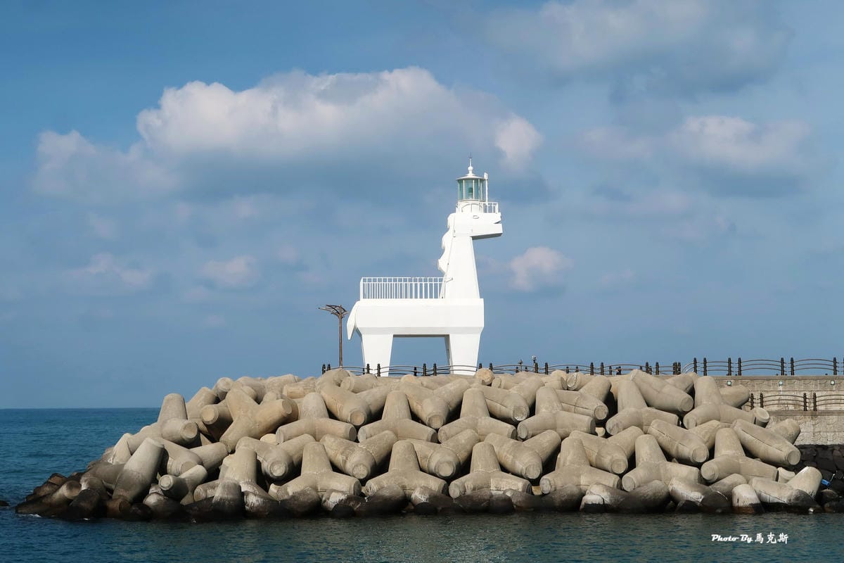 【韓國濟州島景點推薦】梨湖海邊小馬燈塔|濟州島IG熱門打卡必 【韓國濟州島景點推薦】梨湖海邊小馬燈塔|濟州島IG熱門打卡必