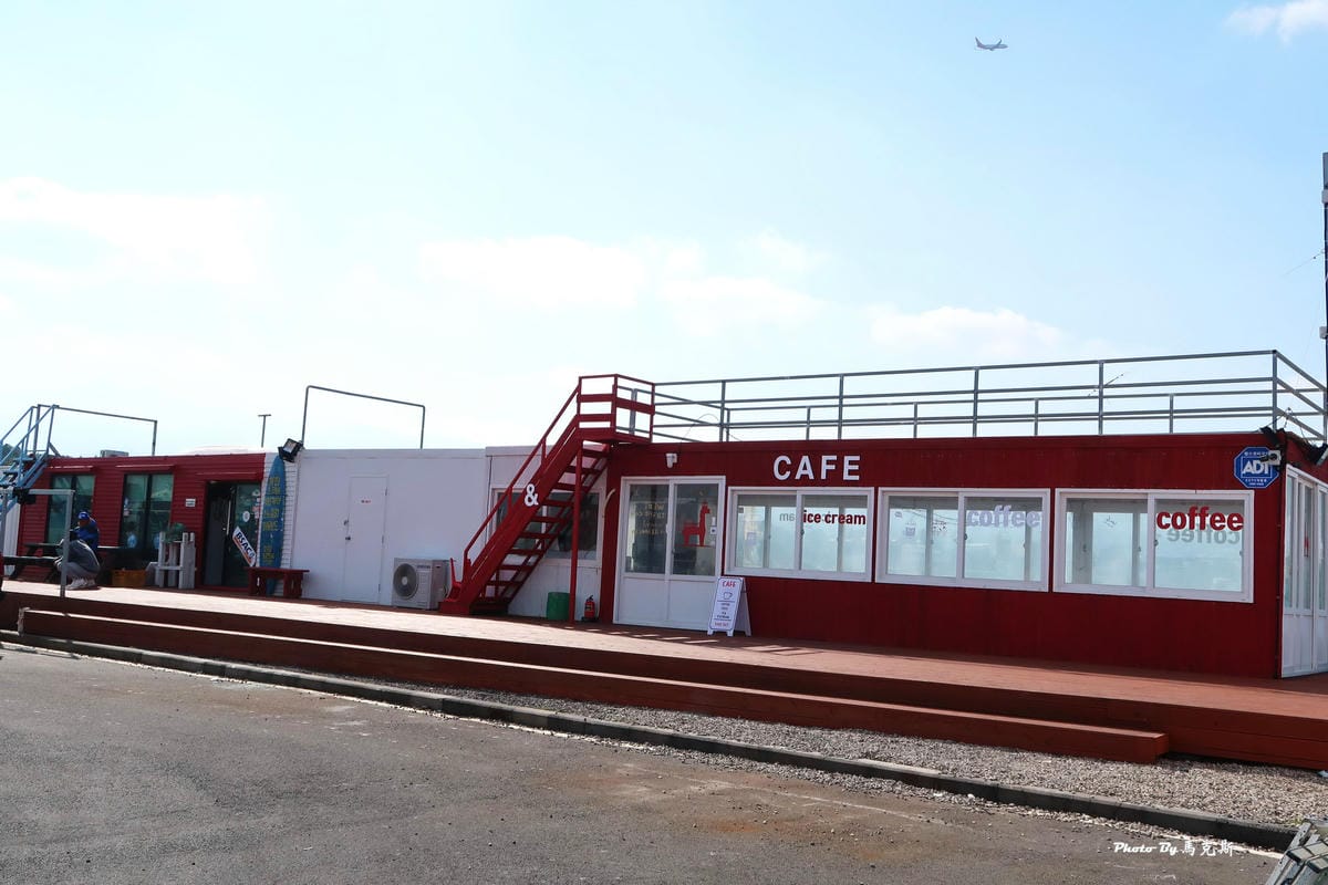 【韓國濟州島景點推薦】梨湖海邊小馬燈塔|濟州島IG熱門打卡必 【韓國濟州島景點推薦】梨湖海邊小馬燈塔|濟州島IG熱門打卡必