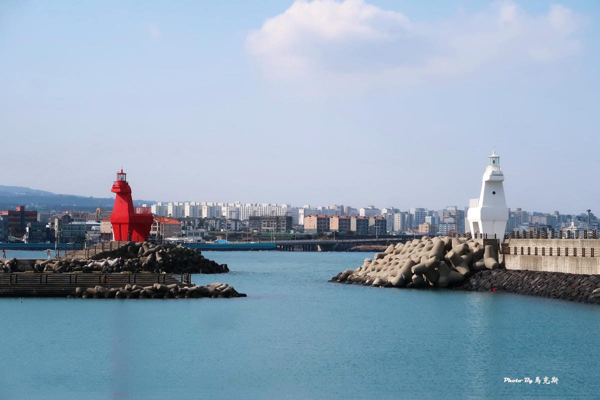 【韓國濟州島景點推薦】梨湖海邊小馬燈塔|濟州島IG熱門打卡必 【韓國濟州島景點推薦】梨湖海邊小馬燈塔|濟州島IG熱門打卡必