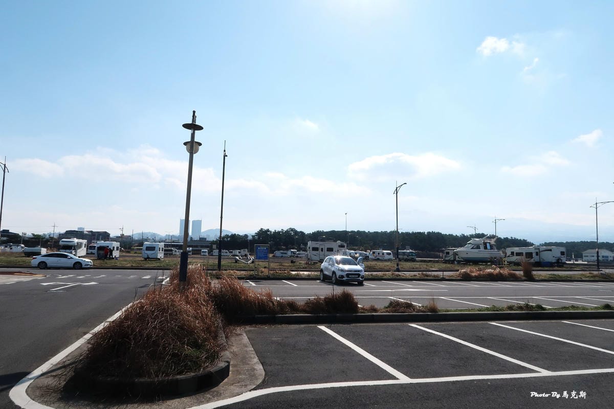 【韓國濟州島景點推薦】梨湖海邊小馬燈塔|濟州島IG熱門打卡必 【韓國濟州島景點推薦】梨湖海邊小馬燈塔|濟州島IG熱門打卡必