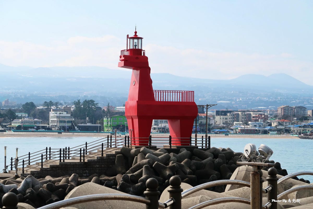 【韓國濟州島景點推薦】梨湖海邊小馬燈塔|濟州島IG熱門打卡必 【韓國濟州島景點推薦】梨湖海邊小馬燈塔|濟州島IG熱門打卡必