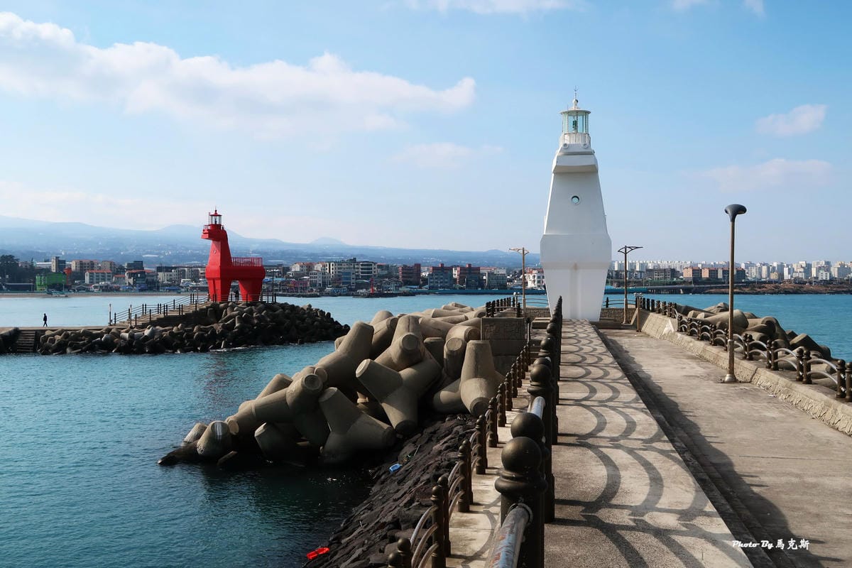 【韓國濟州島景點推薦】梨湖海邊小馬燈塔|濟州島IG熱門打卡必 【韓國濟州島景點推薦】梨湖海邊小馬燈塔|濟州島IG熱門打卡必