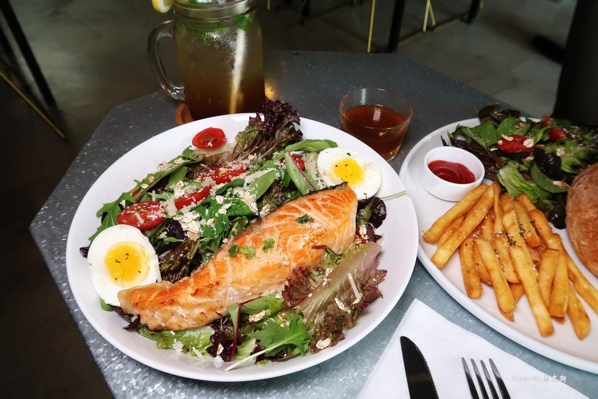 /tmp/phpaxvwCR /tmp/phpaxvwCR