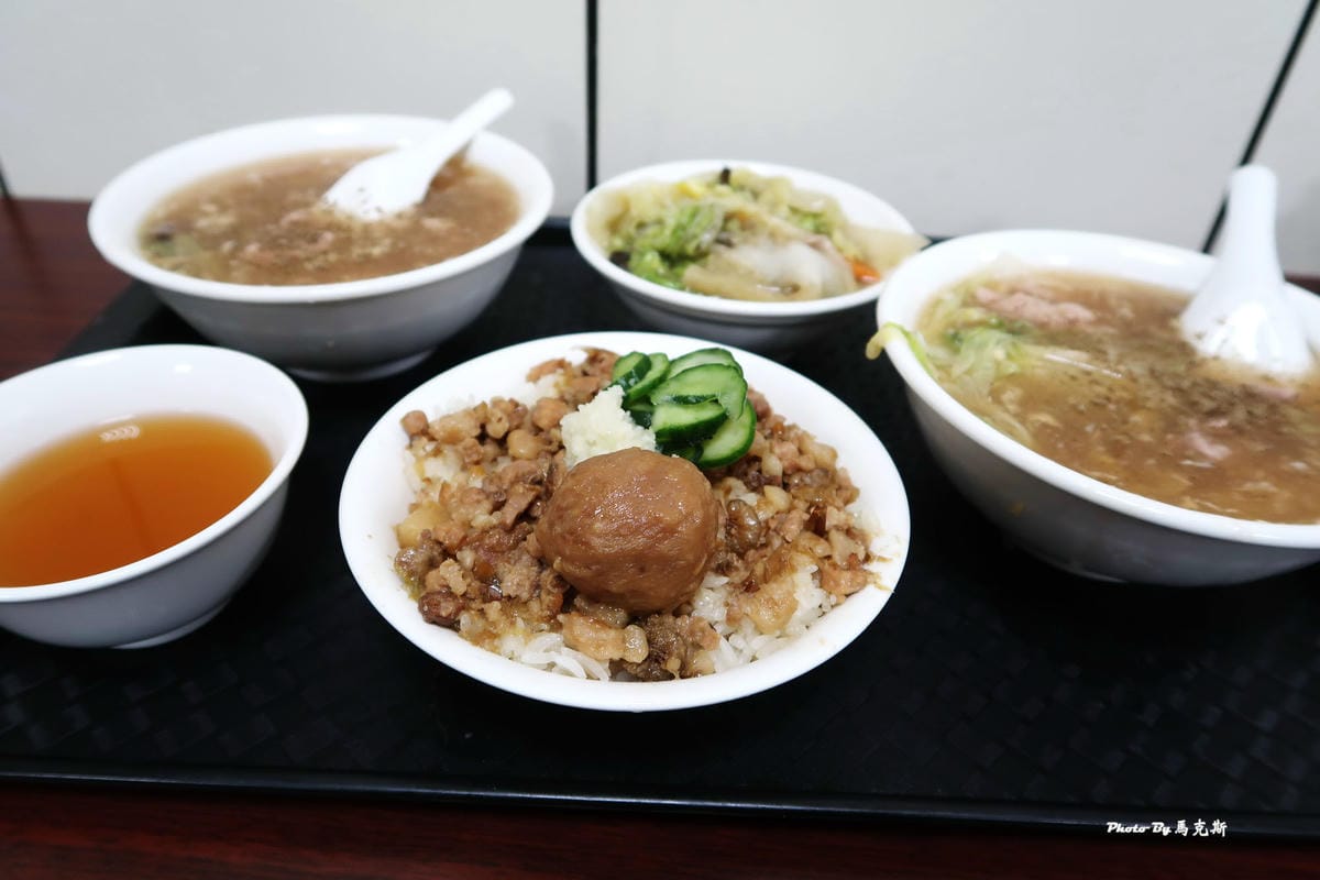 【台中東區美食推薦】甲八碗米糕油飯|吃七碗創始店 從小吃到大 【台中東區美食推薦】甲八碗米糕油飯|吃七碗創始店 從小吃到大