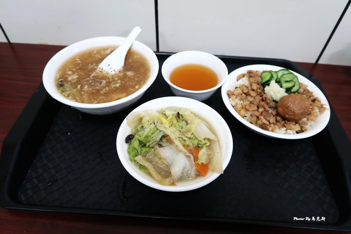 【台中東區美食推薦】甲八碗米糕油飯|吃七碗創始店 從小吃到大 【台中東區美食推薦】甲八碗米糕油飯|吃七碗創始店 從小吃到大