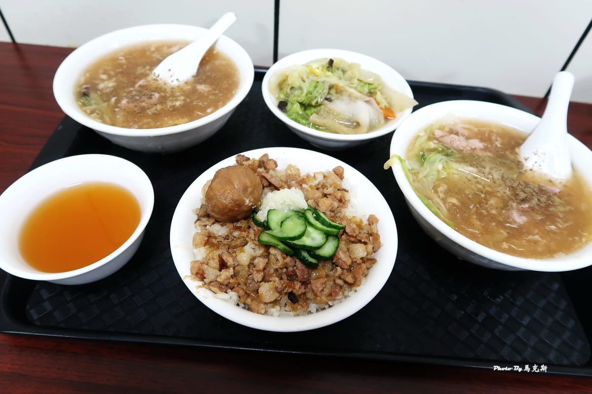 【台中東區美食推薦】甲八碗米糕油飯|吃七碗創始店 從小吃到大 【台中東區美食推薦】甲八碗米糕油飯|吃七碗創始店 從小吃到大