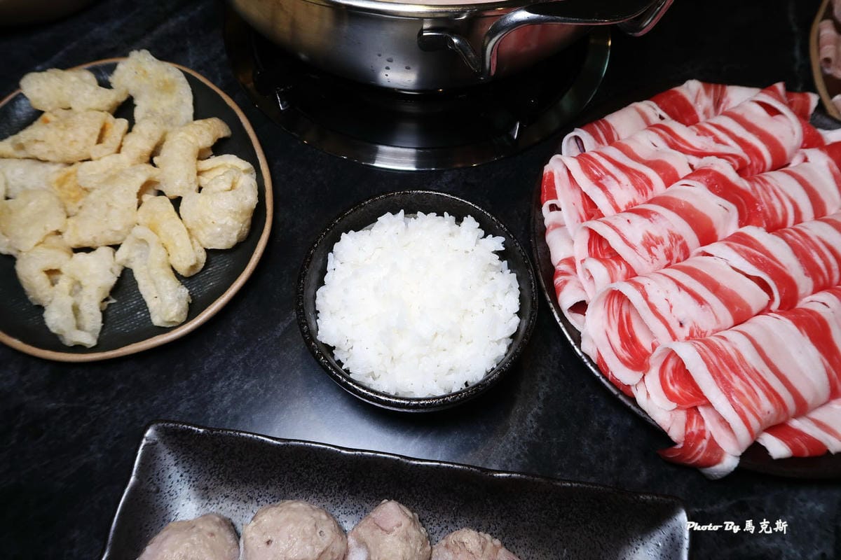 【桃園中壢青埔火鍋推薦】御鼎軒紅白鍋|鴛鴦鍋底無限續加有水準 【桃園中壢青埔火鍋推薦】御鼎軒紅白鍋|鴛鴦鍋底無限續加有水準