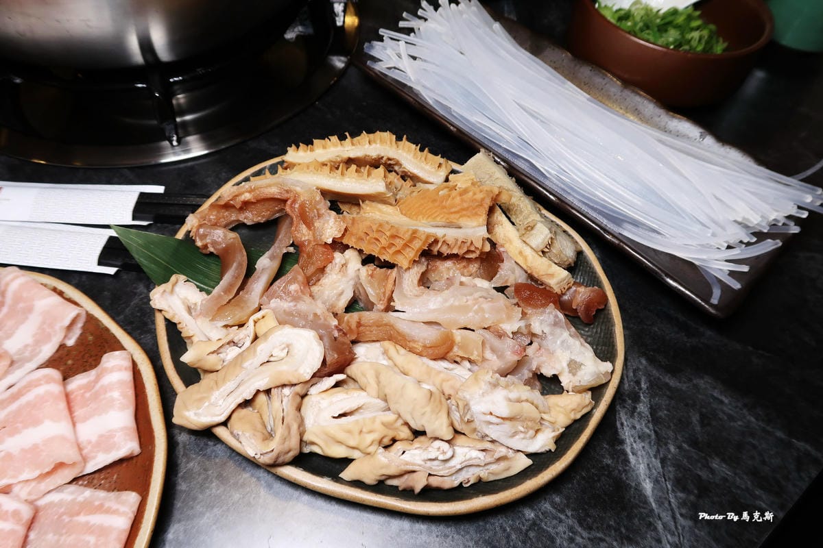 【桃園中壢青埔火鍋推薦】御鼎軒紅白鍋|鴛鴦鍋底無限續加有水準 【桃園中壢青埔火鍋推薦】御鼎軒紅白鍋|鴛鴦鍋底無限續加有水準