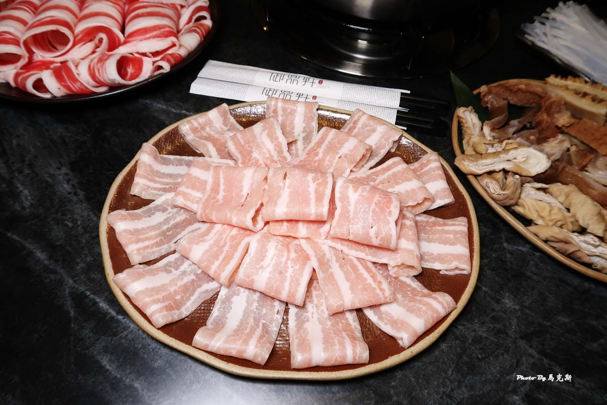 【桃園中壢青埔火鍋推薦】御鼎軒紅白鍋|鴛鴦鍋底無限續加有水準 【桃園中壢青埔火鍋推薦】御鼎軒紅白鍋|鴛鴦鍋底無限續加有水準