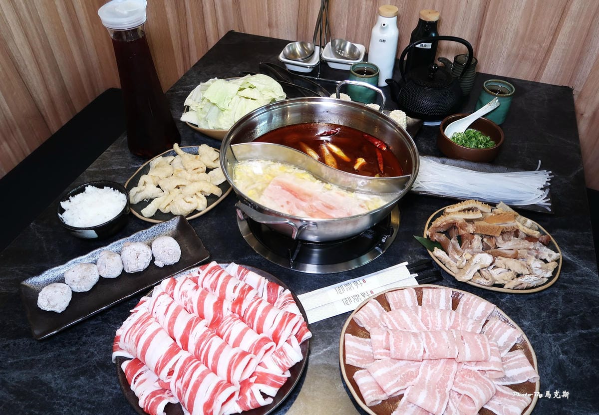 【桃園中壢青埔火鍋推薦】御鼎軒紅白鍋|鴛鴦鍋底無限續加有水準 【桃園中壢青埔火鍋推薦】御鼎軒紅白鍋|鴛鴦鍋底無限續加有水準