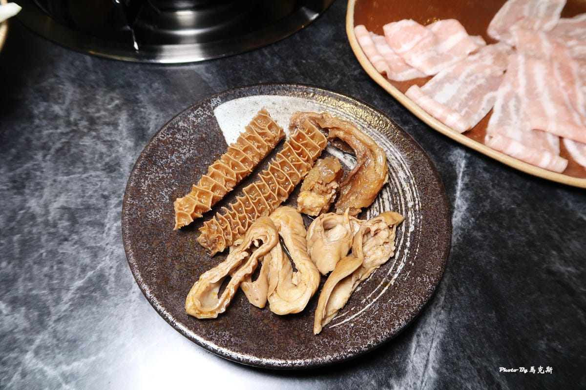 【桃園中壢青埔火鍋推薦】御鼎軒紅白鍋|鴛鴦鍋底無限續加有水準 【桃園中壢青埔火鍋推薦】御鼎軒紅白鍋|鴛鴦鍋底無限續加有水準