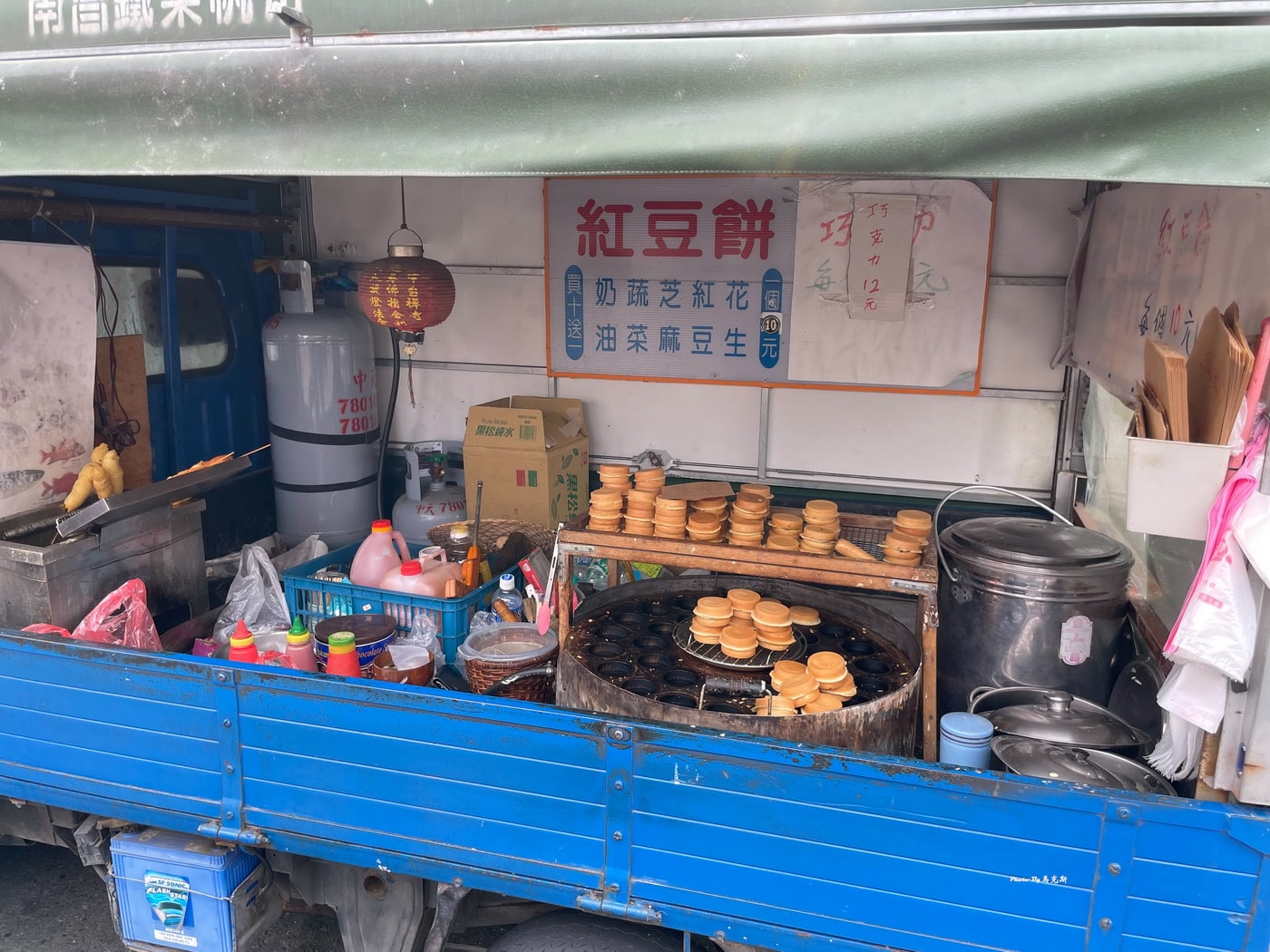 【彰化福興美食推薦】大寶紅豆餅｜在地30年老字號美味紅豆餅 每個銅板價買10送1 還有賣熱狗和米血 近鹿港老街|外帶|鹿港天后宮|