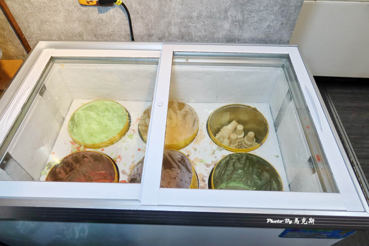 【桃園中壢美食推薦】逸小鍋鍋の物中壢健行總店｜中壢後站高CP值小火鍋 湯頭種類超多 多款麵食、白飯、飲料和冰淇淋等隨你吃到飽|外帶|外送|健行科技大學|