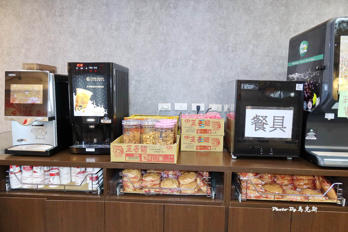 【桃園中壢美食推薦】逸小鍋鍋の物中壢健行總店｜中壢後站高CP值小火鍋 湯頭種類超多 多款麵食、白飯、飲料和冰淇淋等隨你吃到飽|外帶|外送|健行科技大學|