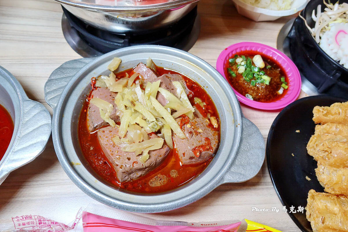 【桃園中壢美食推薦】逸小鍋鍋の物中壢健行總店｜中壢後站高CP值小火鍋 湯頭種類超多 多款麵食、白飯、飲料和冰淇淋等隨你吃到飽|外帶|外送|健行科技大學|