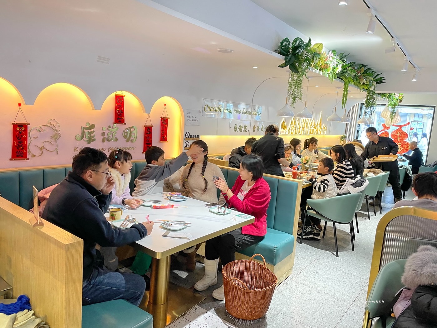 【哈爾濱美食推薦】庫滋明中央大街店｜俄羅斯特色美食 餐點選擇豐富 價格不貴美味高CP值 哈爾濱中央大街人氣餐廳推薦