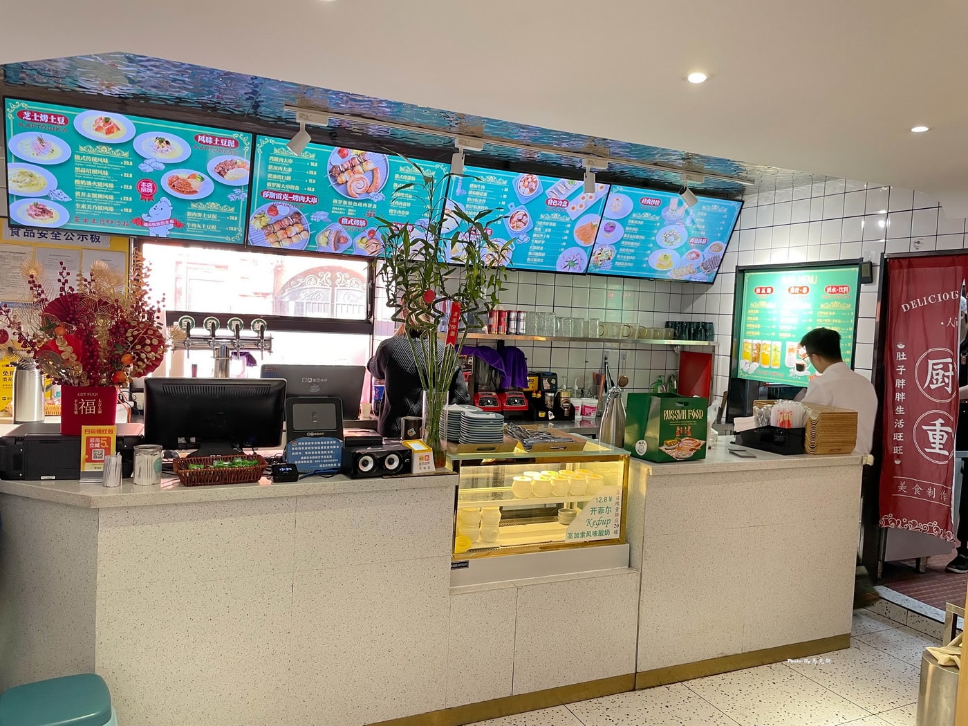 【哈爾濱美食推薦】庫滋明中央大街店｜俄羅斯特色美食 餐點選擇豐富 價格不貴美味高CP值 哈爾濱中央大街人氣餐廳推薦