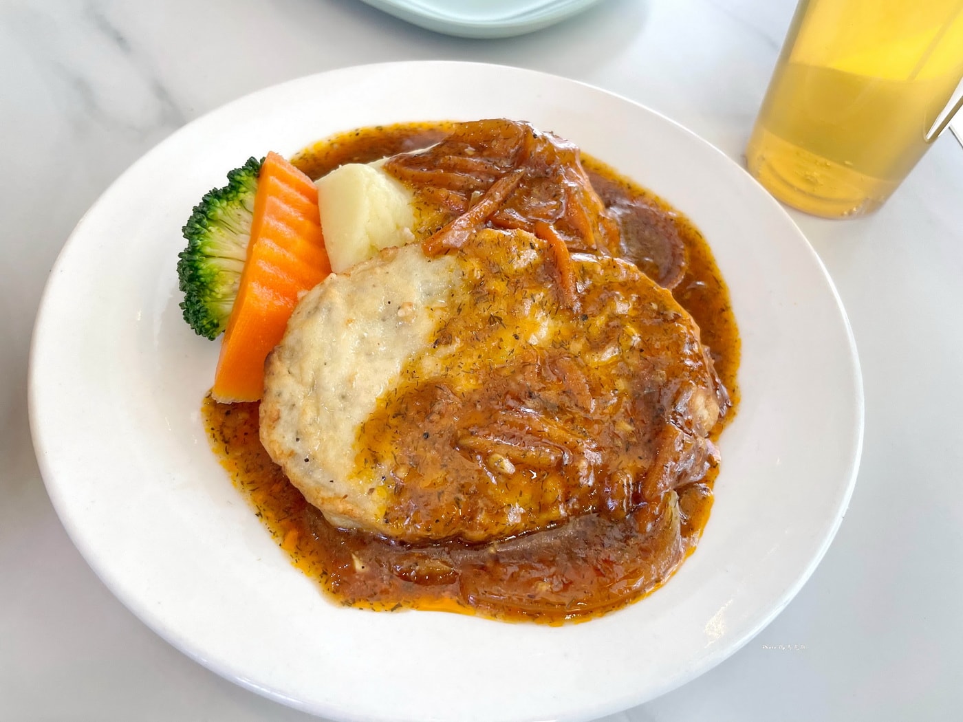 【哈爾濱美食推薦】庫滋明中央大街店｜俄羅斯特色美食 餐點選擇豐富 價格不貴美味高CP值 哈爾濱中央大街人氣餐廳推薦