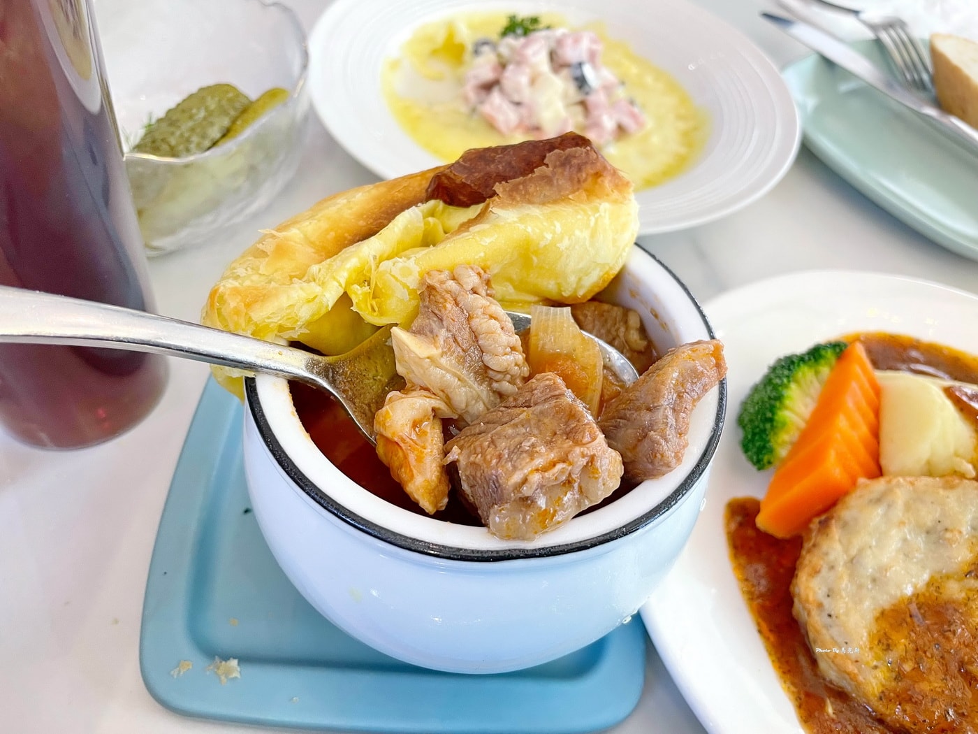 【哈爾濱美食推薦】庫滋明中央大街店｜俄羅斯特色美食 餐點選擇豐富 價格不貴美味高CP值 哈爾濱中央大街人氣餐廳推薦