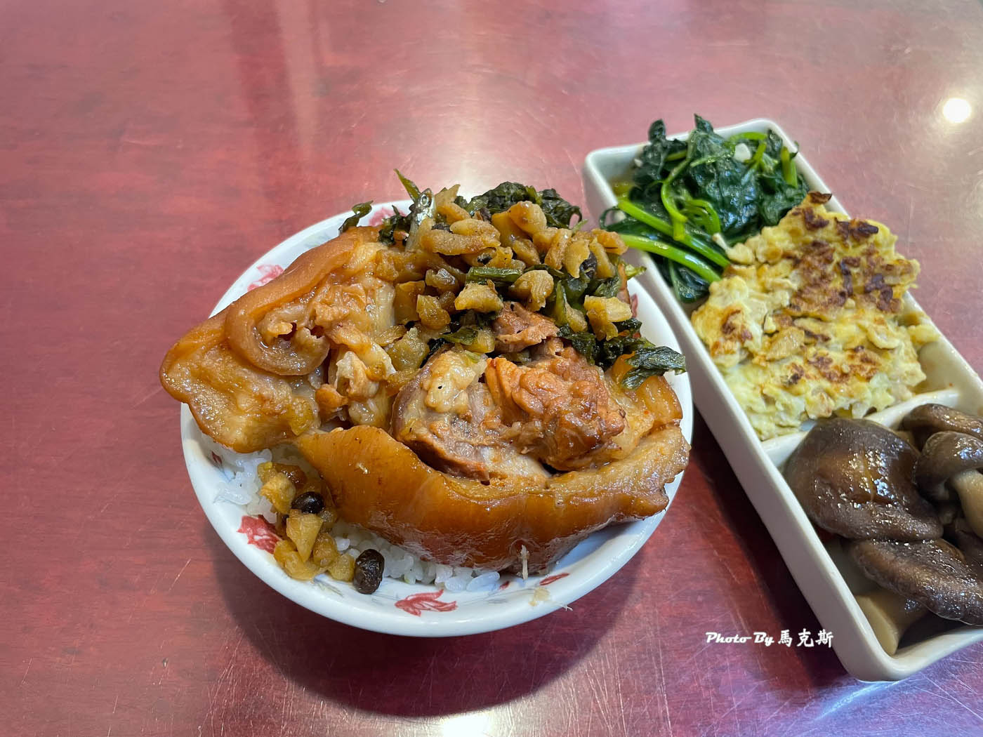 【台中太平美食推薦】東興市魯肉義太平店|超人氣爌肉飯 爌肉肥瘦恰到好處滿是膠質下飯 鹹菜辣椒免費隨你加 下午不休息|外帶|樂成宮|精武車站| - 第1張圖 【台中太平美食推薦】東興市魯肉義太平店|超人氣爌肉飯 爌肉肥瘦恰到好處滿是膠質下飯 鹹菜辣椒免費隨你加 下午不休息|外帶|樂成宮|精武車站|
