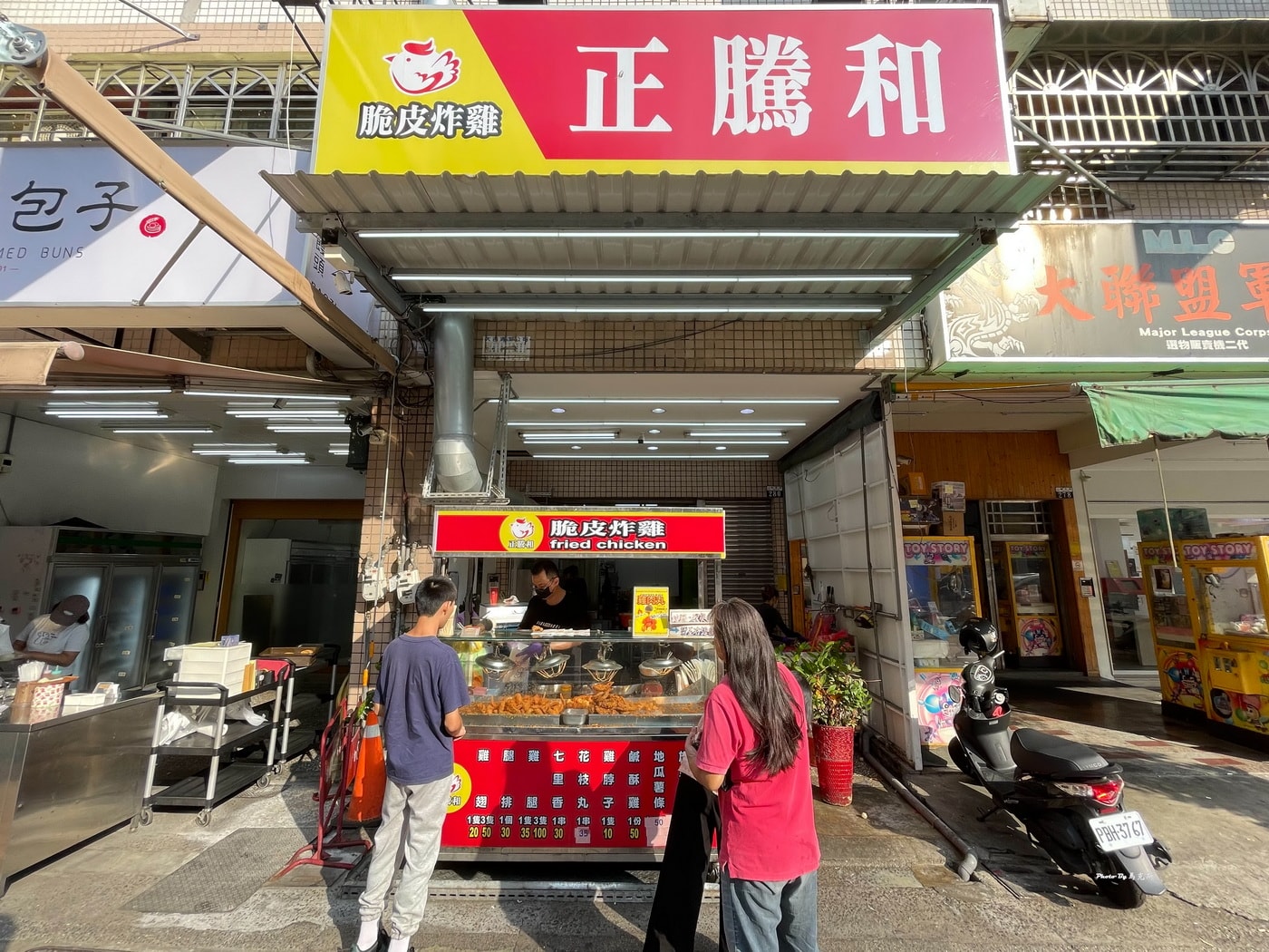 【台中太平美食推薦】正騰和炸雞樹孝店｜太平超人氣炸雞店 雞翅3隻50元 最愛腿排外香酥脆肉鮮嫩多汁 通通只要銅板價|外帶|外送|樹孝商圈|