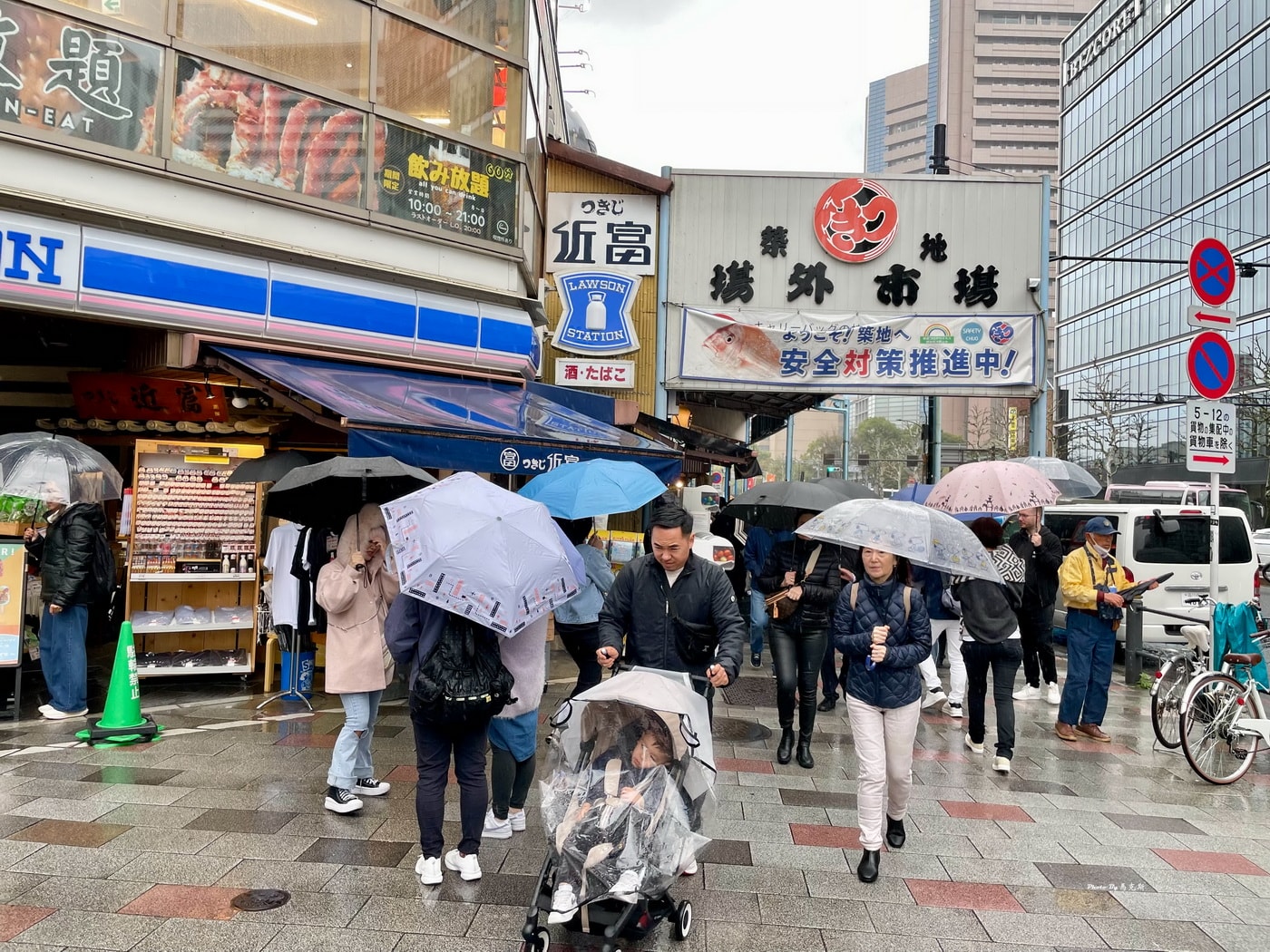【東京築地美食推薦】2026築地場外市場必吃美食｜玉子燒 日式海鮮御飯糰 新鮮火烤海鮮 人氣抹茶拿鐵 築地美食攻略