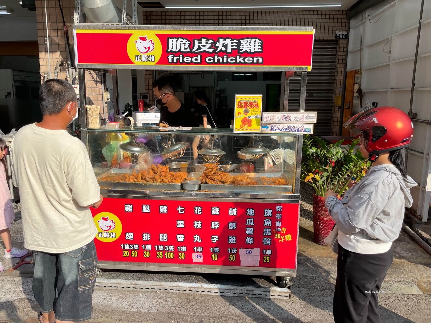 【台中太平美食推薦】正騰和炸雞樹孝店｜太平超人氣炸雞店 雞翅3隻50元 最愛腿排外香酥脆肉鮮嫩多汁 通通只要銅板價|外帶|外送|樹孝商圈|