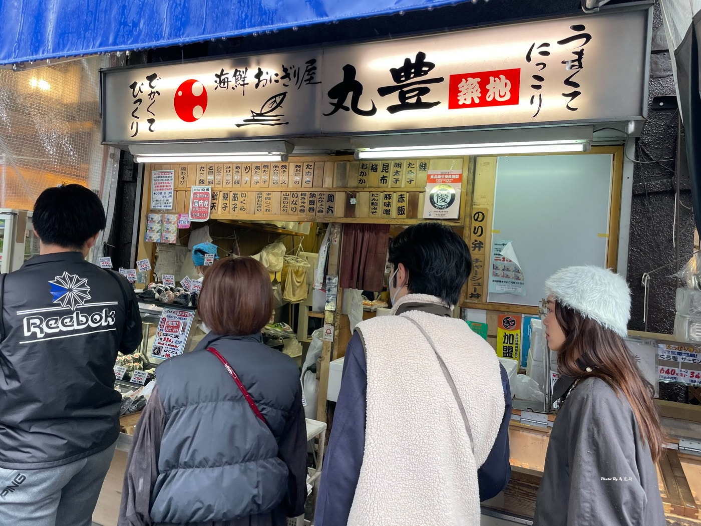 【東京築地美食推薦】2026築地場外市場必吃美食｜玉子燒 日式海鮮御飯糰 新鮮火烤海鮮 人氣抹茶拿鐵 築地美食攻略