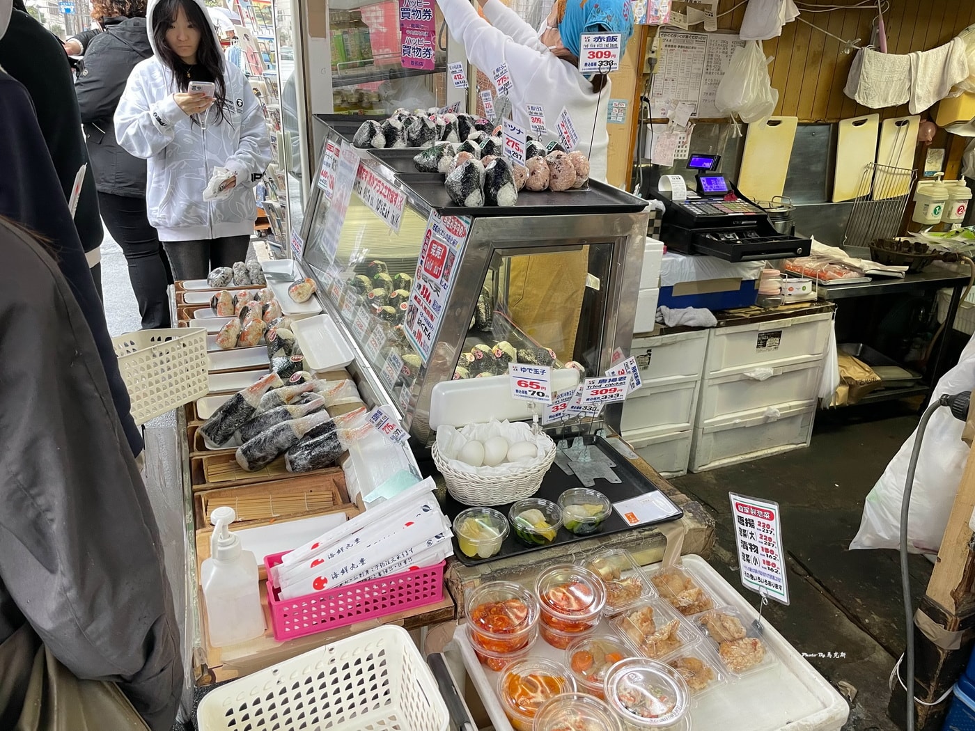 【東京築地美食推薦】2026築地場外市場必吃美食｜玉子燒 日式海鮮御飯糰 新鮮火烤海鮮 人氣抹茶拿鐵 築地美食攻略