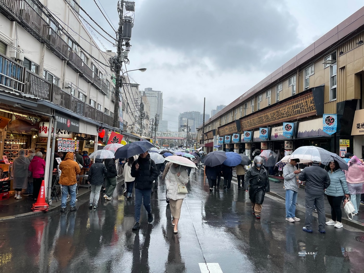 【東京築地美食推薦】2026築地場外市場必吃美食｜玉子燒 日式海鮮御飯糰 新鮮火烤海鮮 人氣抹茶拿鐵 築地美食攻略