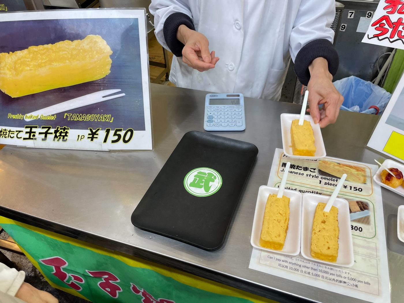 【東京築地美食推薦】2026築地場外市場必吃美食｜玉子燒 日式海鮮御飯糰 新鮮火烤海鮮 人氣抹茶拿鐵 築地美食攻略