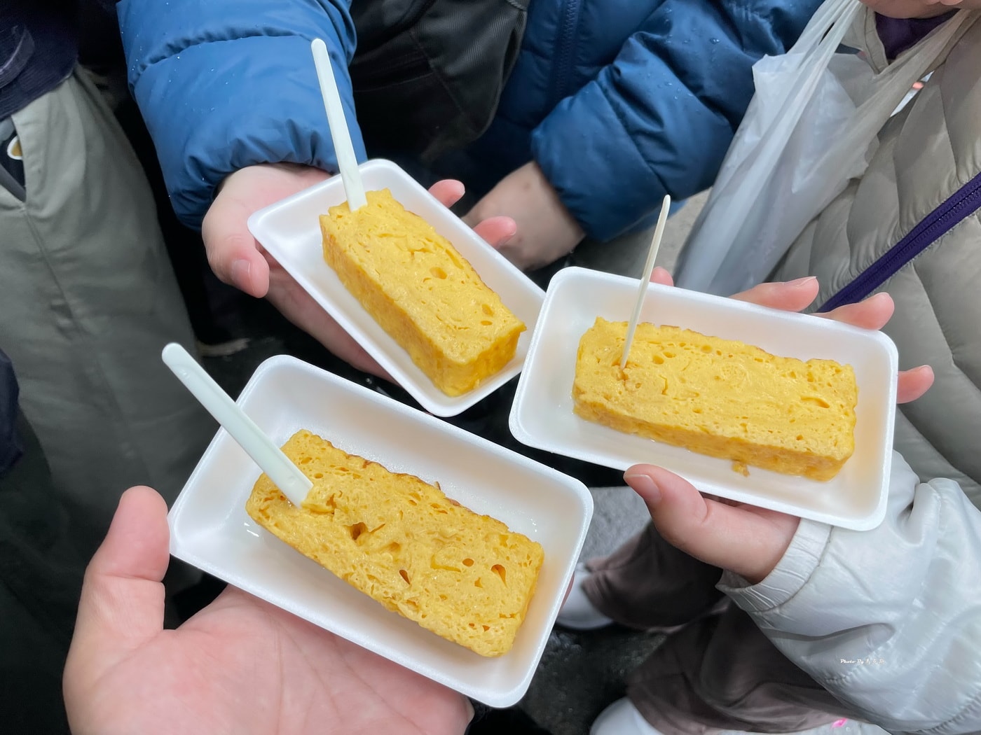 【東京築地美食推薦】2026築地場外市場必吃美食｜玉子燒 日式海鮮御飯糰 新鮮火烤海鮮 人氣抹茶拿鐵 築地美食攻略
