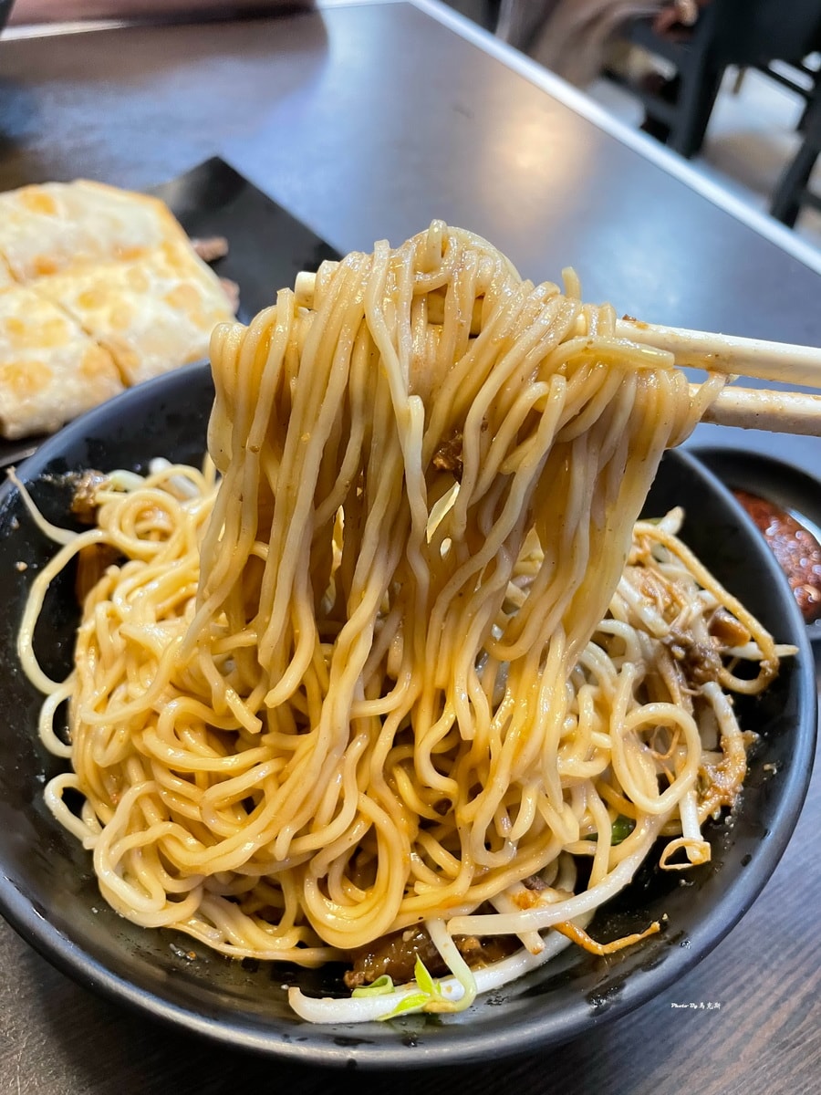 【小琉球美食推薦】小琉球老北方蒸餃麵食專門店｜麵類大份量實在會很飽 現點現做招牌牛肉捲餅必點 生意好 可外帶